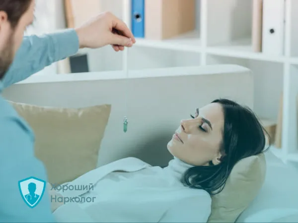 Врач делает гипноз для снятия кодировки